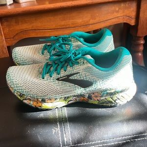 Brooks size 7/2 like new
